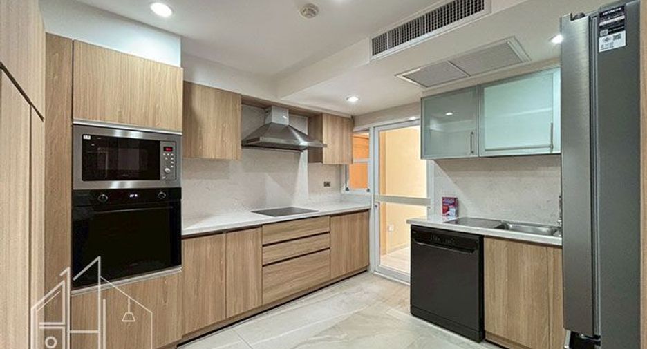For rent 3 bedrooms apartment in Khlong Toei, Bangkok