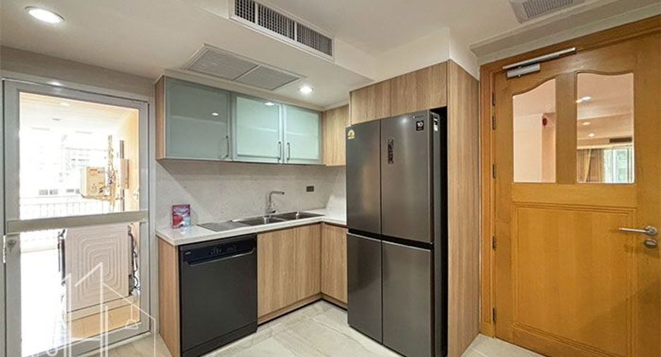 For rent 3 bedrooms apartment in Khlong Toei, Bangkok