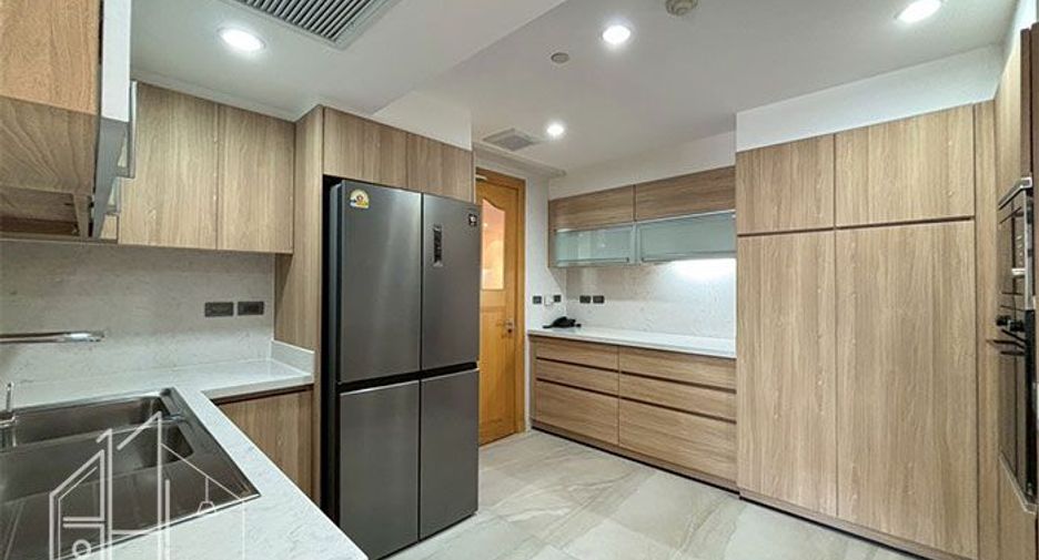 For rent 3 bedrooms apartment in Khlong Toei, Bangkok