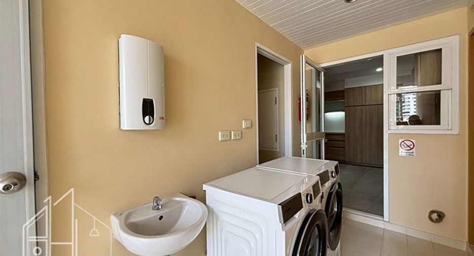 For rent 3 bedrooms apartment in Khlong Toei, Bangkok