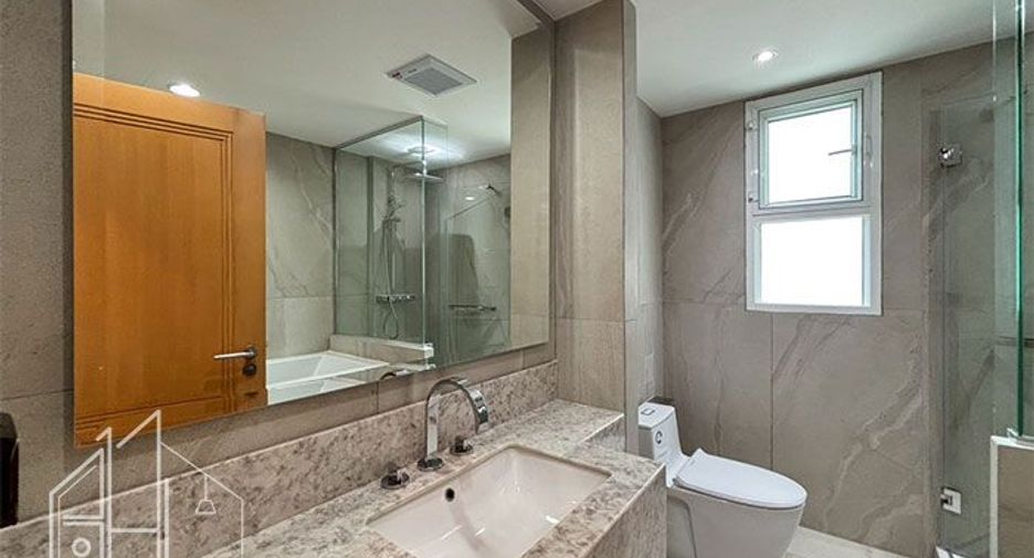 For rent 3 bedrooms apartment in Khlong Toei, Bangkok