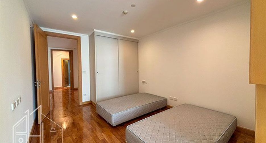 For rent 3 bedrooms apartment in Khlong Toei, Bangkok