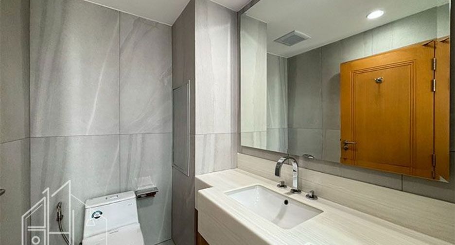 For rent 3 bedrooms apartment in Khlong Toei, Bangkok