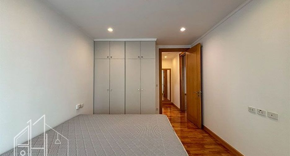 For rent 3 bedrooms apartment in Khlong Toei, Bangkok