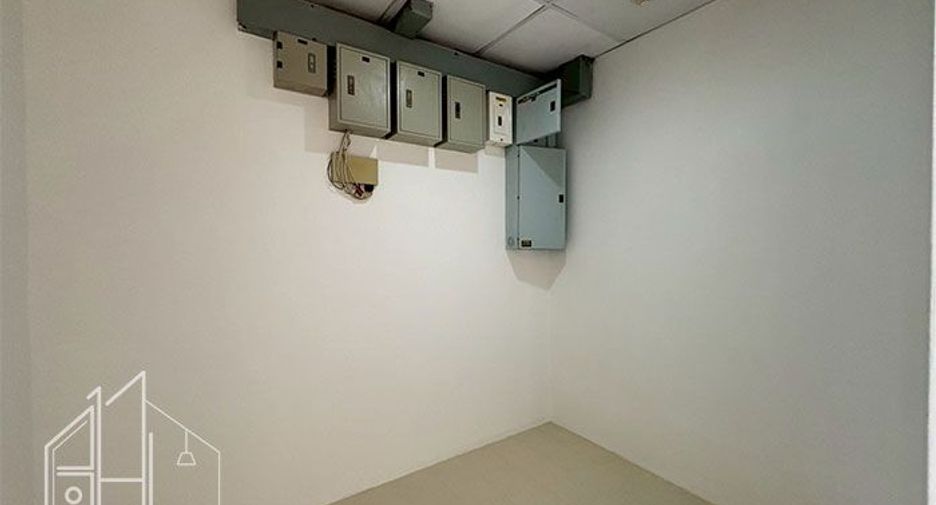 For rent 3 bedrooms apartment in Khlong Toei, Bangkok
