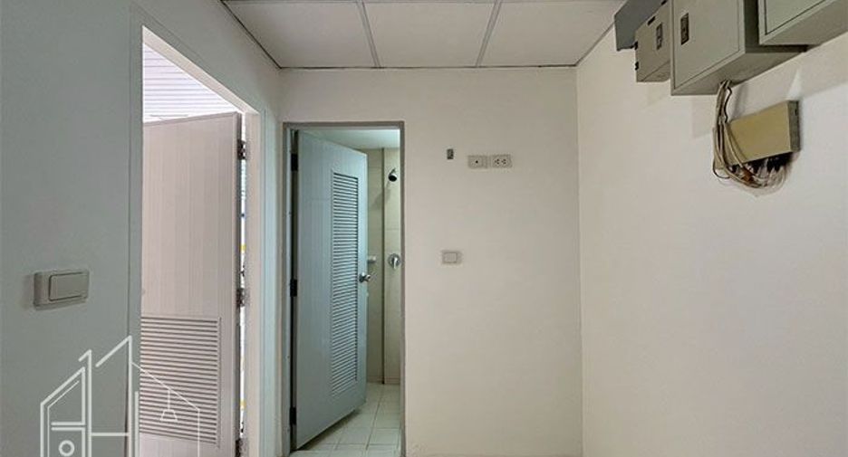 For rent 3 bedrooms apartment in Khlong Toei, Bangkok