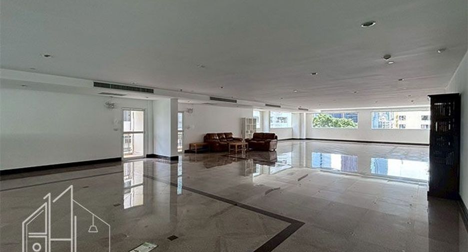For rent 3 bedrooms apartment in Khlong Toei, Bangkok