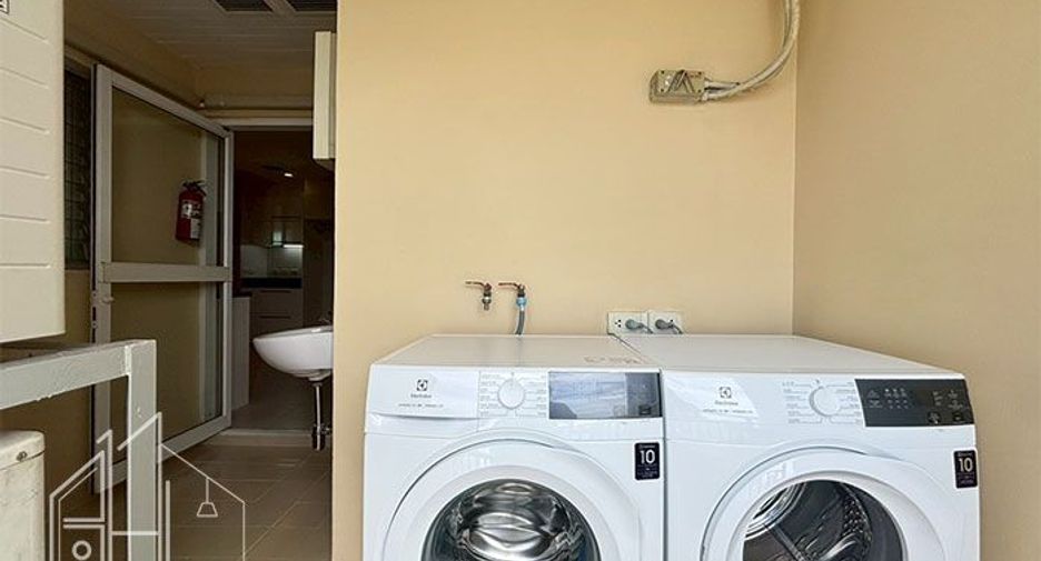 For rent 3 bedrooms condo in Khlong Toei, Bangkok