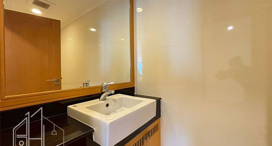 For rent 3 bedrooms condo in Khlong Toei, Bangkok