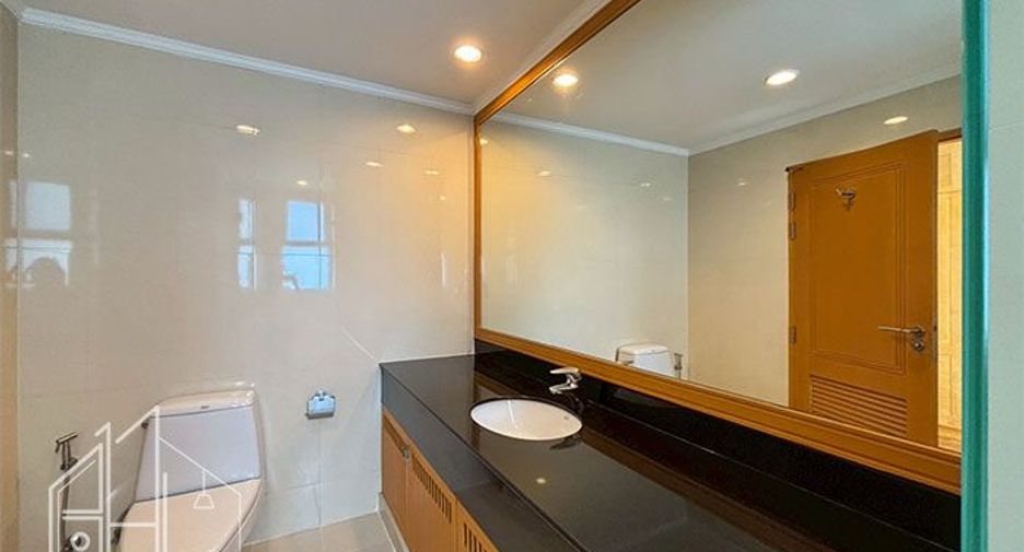For rent 3 bedrooms condo in Khlong Toei, Bangkok
