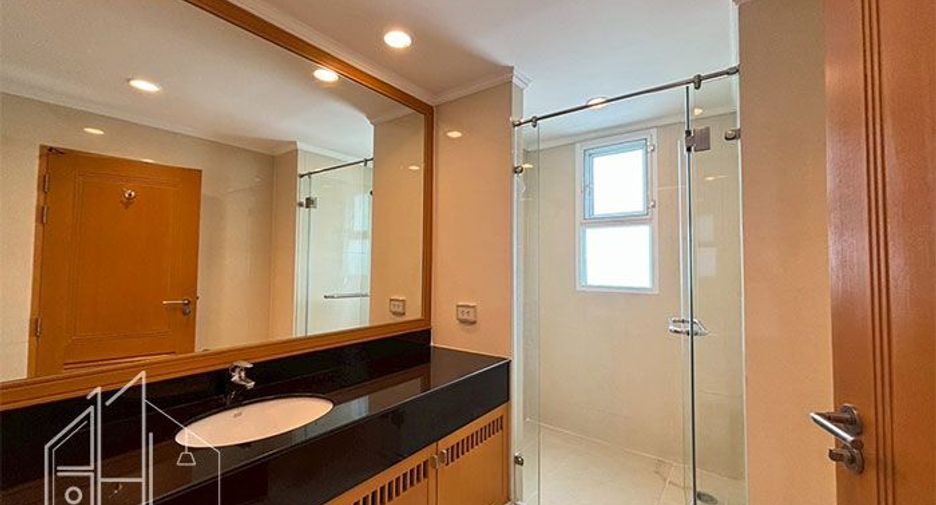 For rent 3 bedrooms condo in Khlong Toei, Bangkok