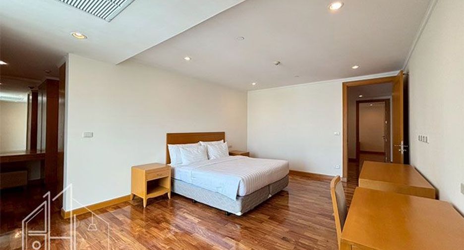 For rent 3 bedrooms condo in Khlong Toei, Bangkok