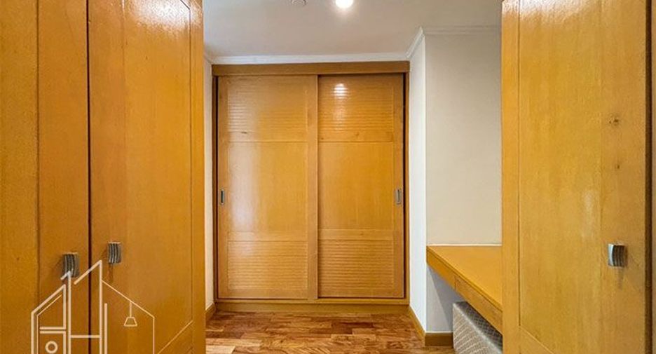 For rent 3 bedrooms condo in Khlong Toei, Bangkok