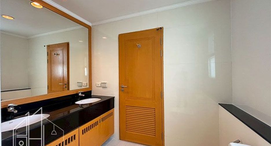 For rent 3 bedrooms condo in Khlong Toei, Bangkok