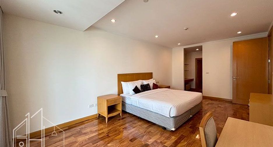 For rent 3 bedrooms condo in Khlong Toei, Bangkok