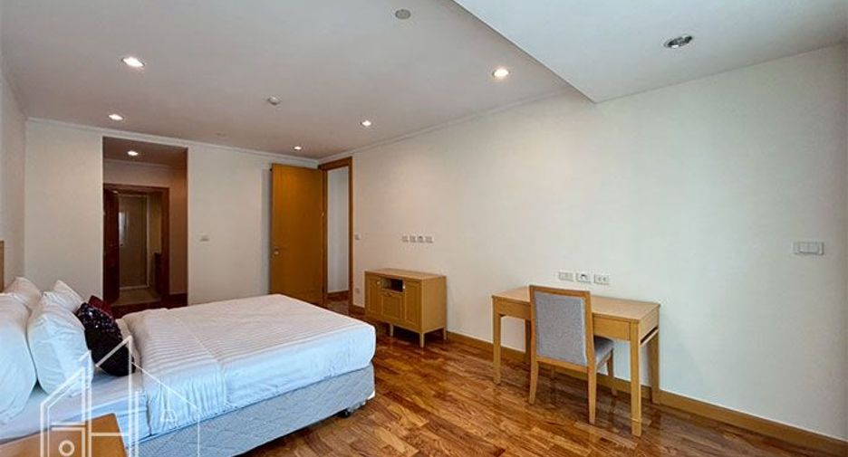 For rent 3 bedrooms condo in Khlong Toei, Bangkok