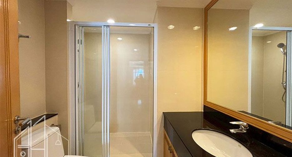 For rent 3 bedrooms condo in Khlong Toei, Bangkok
