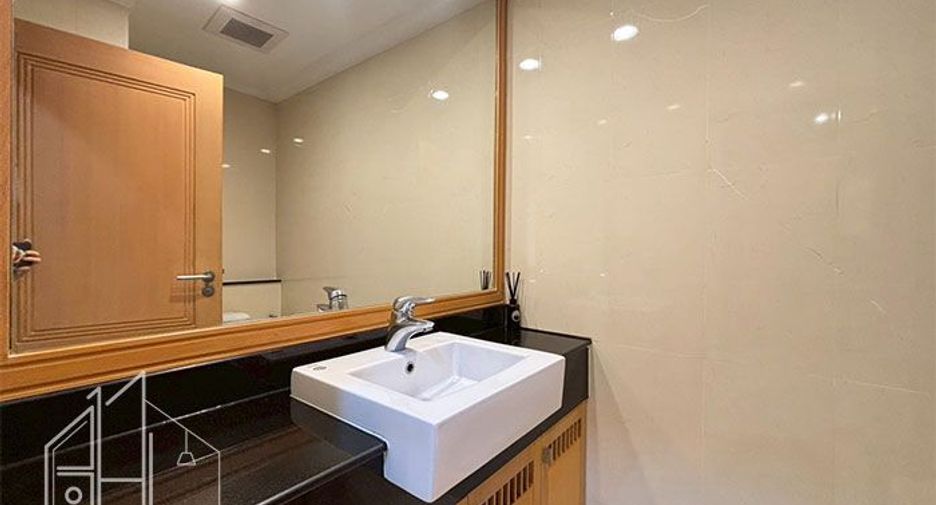 For rent 3 bedrooms condo in Khlong Toei, Bangkok