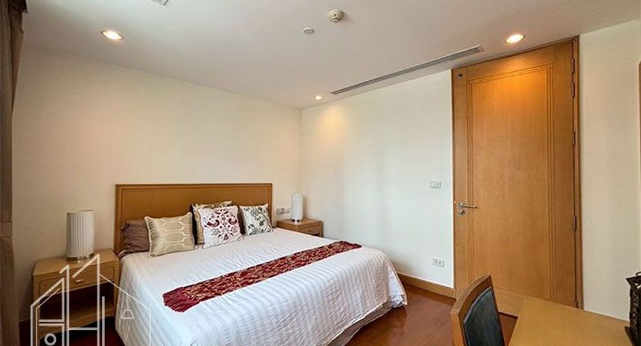 For rent 3 bedrooms condo in Khlong Toei, Bangkok