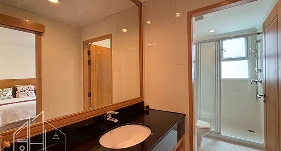 For rent 3 bedrooms condo in Khlong Toei, Bangkok