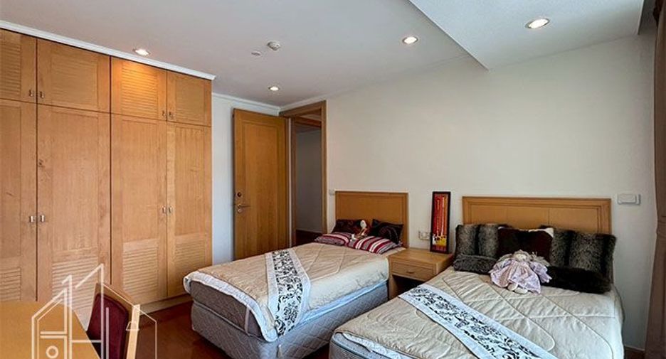 For rent 3 bedrooms condo in Khlong Toei, Bangkok