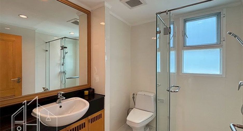 For rent 3 bedrooms condo in Khlong Toei, Bangkok