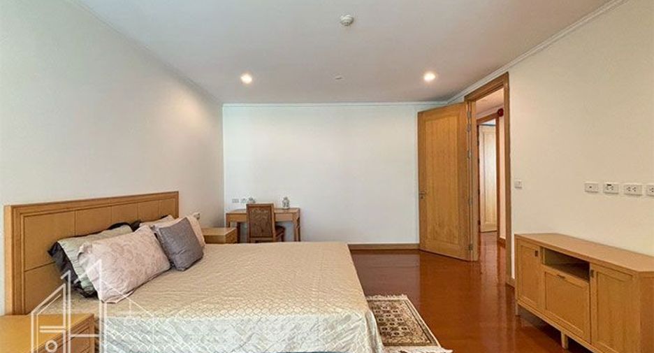 For rent 3 bedrooms condo in Khlong Toei, Bangkok