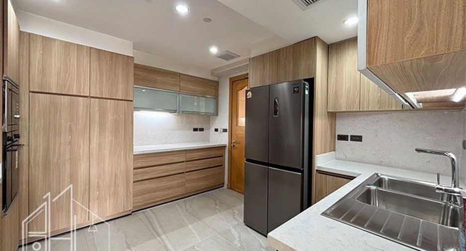For rent 3 bedrooms condo in Khlong Toei, Bangkok