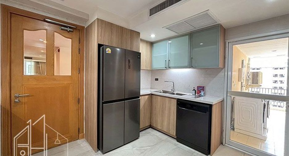 For rent 3 bedrooms condo in Khlong Toei, Bangkok