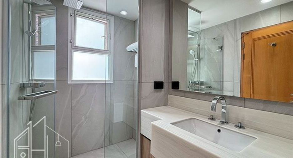 For rent 3 bedrooms condo in Khlong Toei, Bangkok