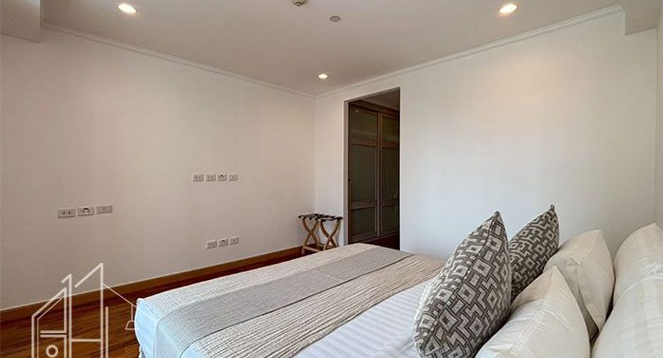 For rent 3 bedrooms condo in Khlong Toei, Bangkok