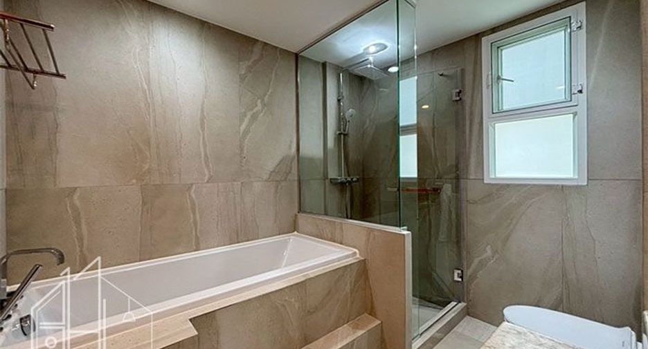For rent 3 bedrooms condo in Khlong Toei, Bangkok
