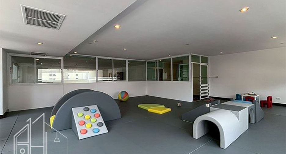 For rent 3 bedrooms condo in Khlong Toei, Bangkok