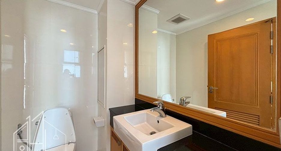 For rent 3 bedrooms apartment in Khlong Toei, Bangkok