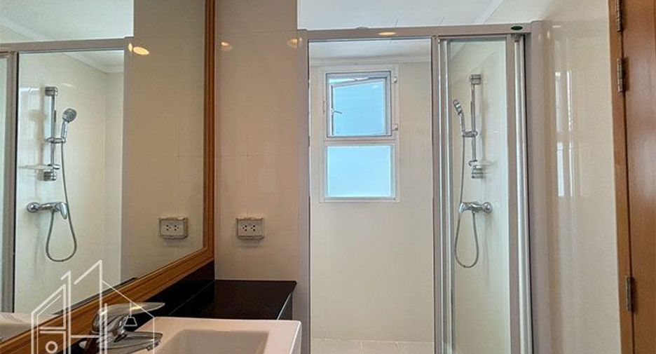 For rent 3 bedrooms apartment in Khlong Toei, Bangkok