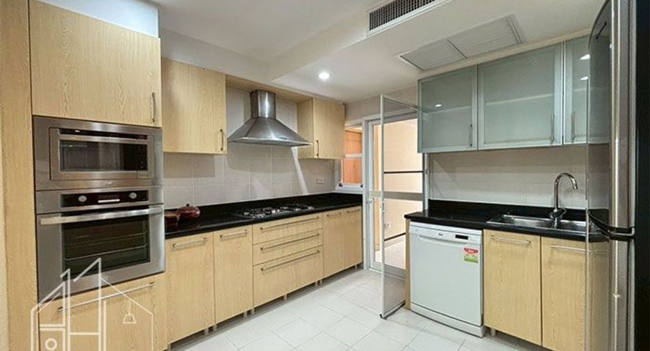 For rent 3 bedrooms apartment in Khlong Toei, Bangkok