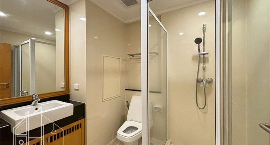 For rent 3 bedrooms apartment in Khlong Toei, Bangkok