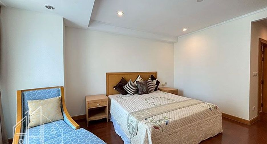 For rent 3 bedrooms apartment in Khlong Toei, Bangkok
