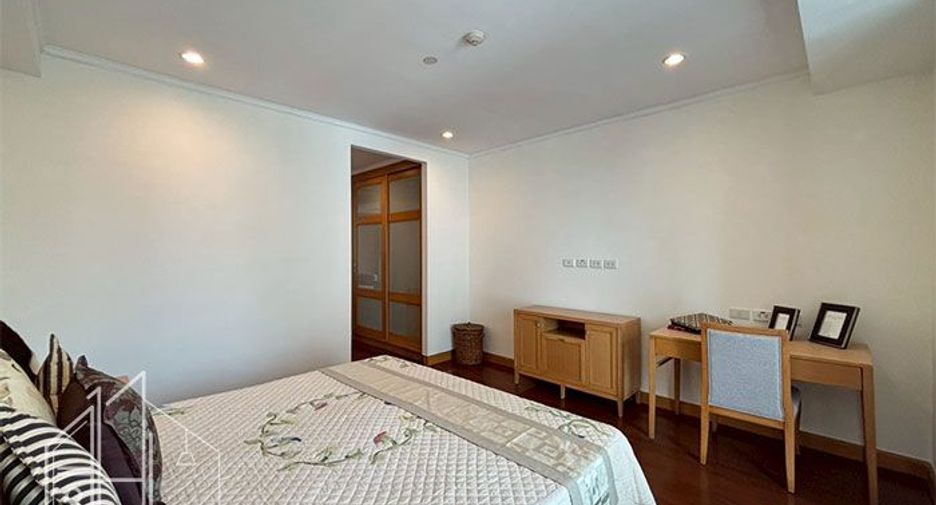 For rent 3 bedrooms apartment in Khlong Toei, Bangkok