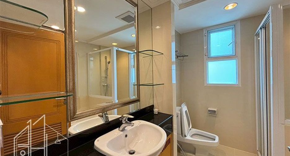 For rent 3 bedrooms apartment in Khlong Toei, Bangkok