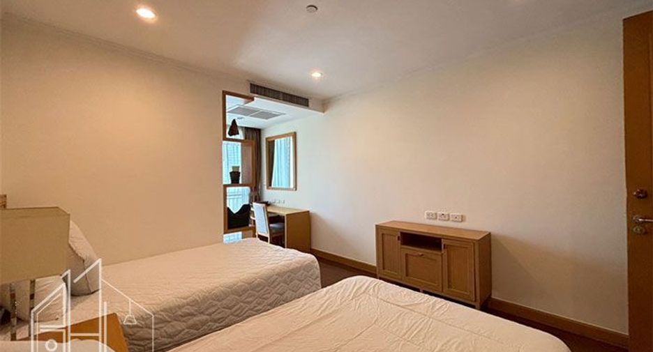 For rent 3 bedrooms apartment in Khlong Toei, Bangkok
