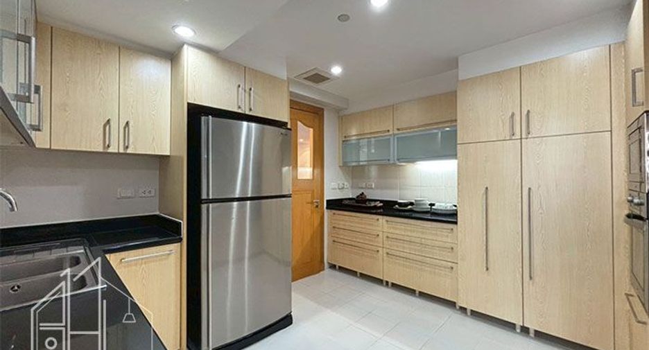 For rent 3 bedrooms apartment in Khlong Toei, Bangkok