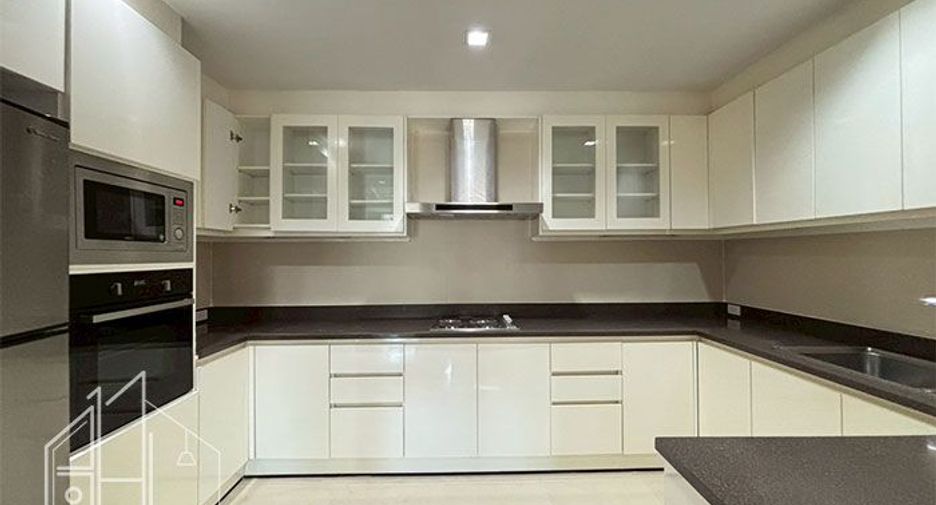 For rent 3 bedrooms condo in Khlong Toei, Bangkok