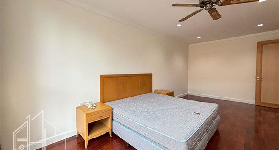 For rent 3 bedrooms condo in Khlong Toei, Bangkok