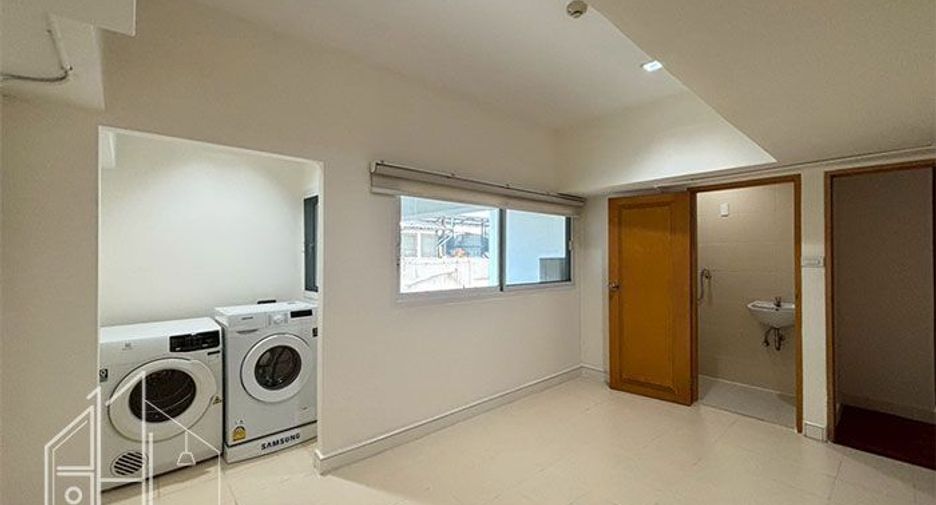 For rent 3 bedrooms condo in Khlong Toei, Bangkok