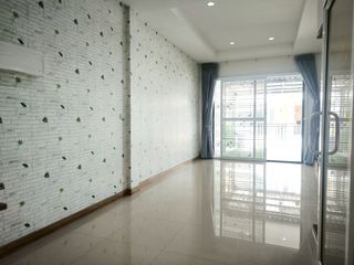 For rent and for sale 4 bedrooms townhouse in Phra Pradaeng, Samut Prakan
