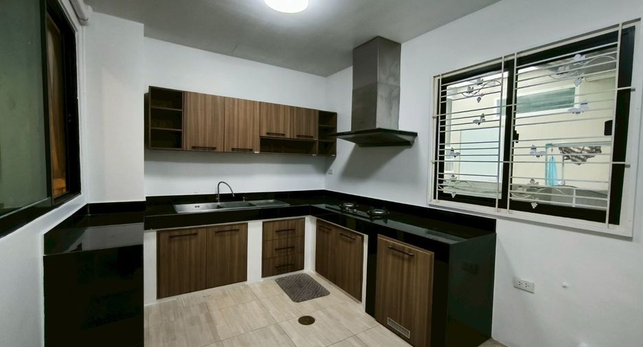 For rent and for sale 4 bedrooms townhouse in Phra Pradaeng, Samut Prakan