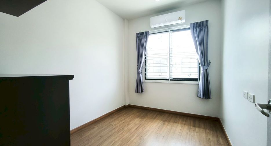 For rent and for sale 4 bedrooms townhouse in Phra Pradaeng, Samut Prakan