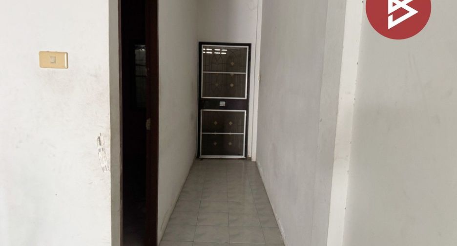 À vendre 4 chambres maison de ville à Mueang Chon Buri, Chonburi