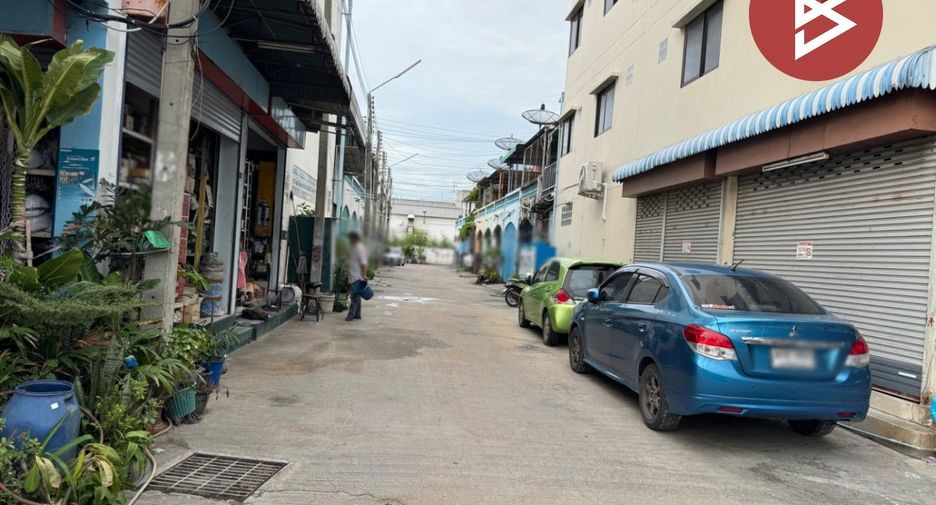 À vendre 4 chambres maison de ville à Mueang Chon Buri, Chonburi